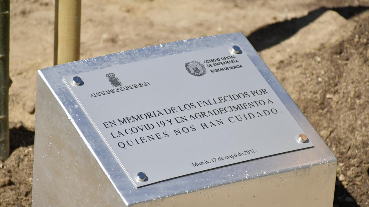 Placa conmemorativa en el Jardín de la Seda en Murcia