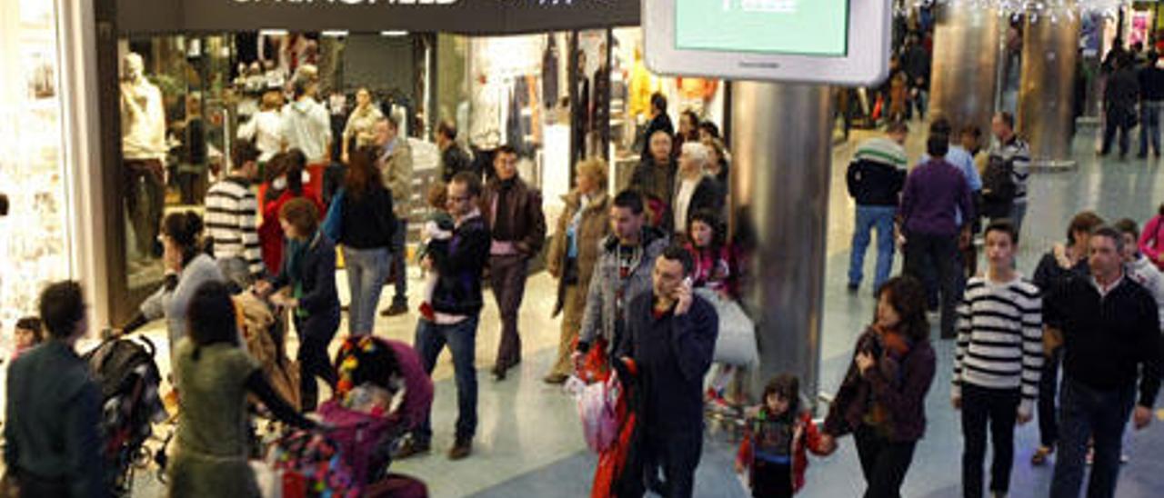 Gente comprando en el centro comercial El Saler, que seguirá abierto en domingos.