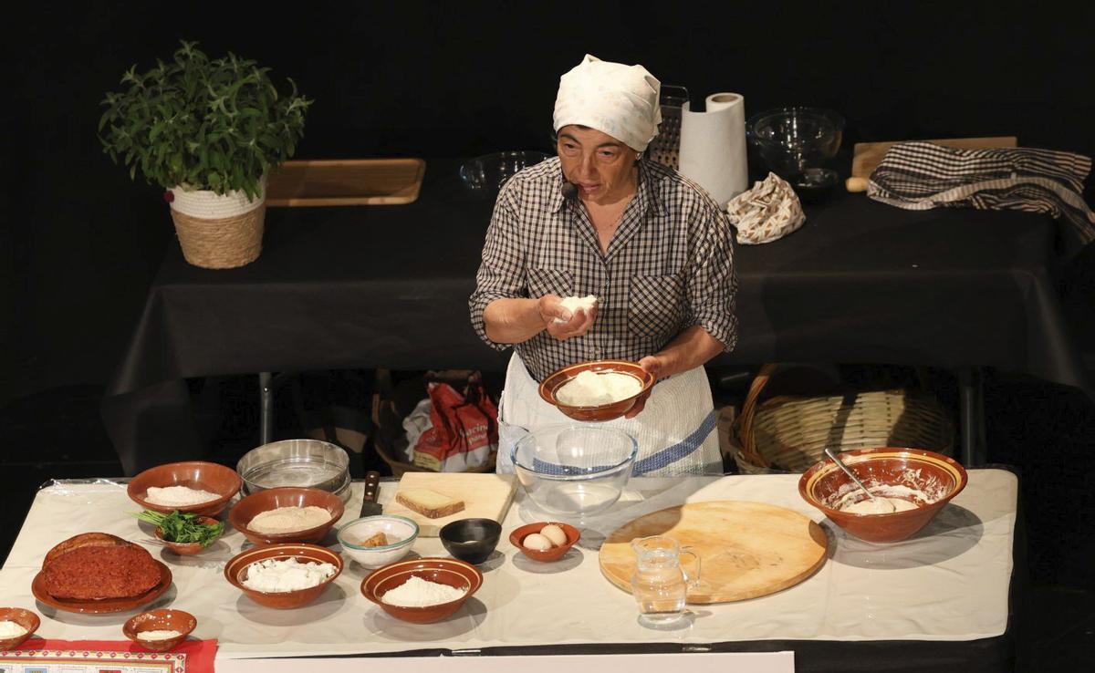 Franca Crudo, presidenta de la asociación Asfalantea, prepara ‘fraguni’ de Calabria, una variedad salada de ‘flaó’.