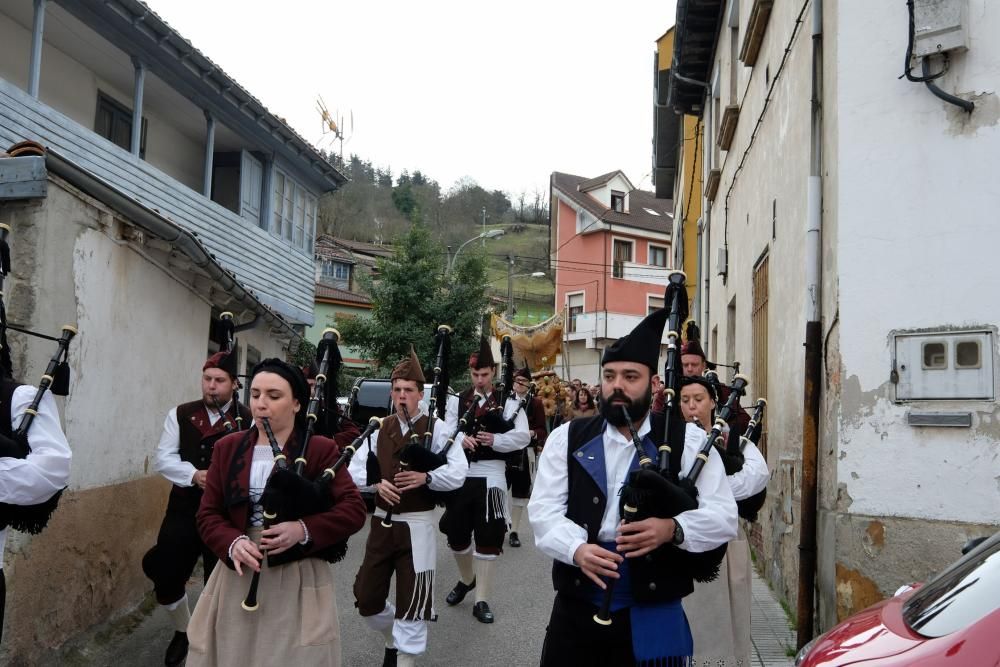 Procesión del Santo Encuentro en Campomanes