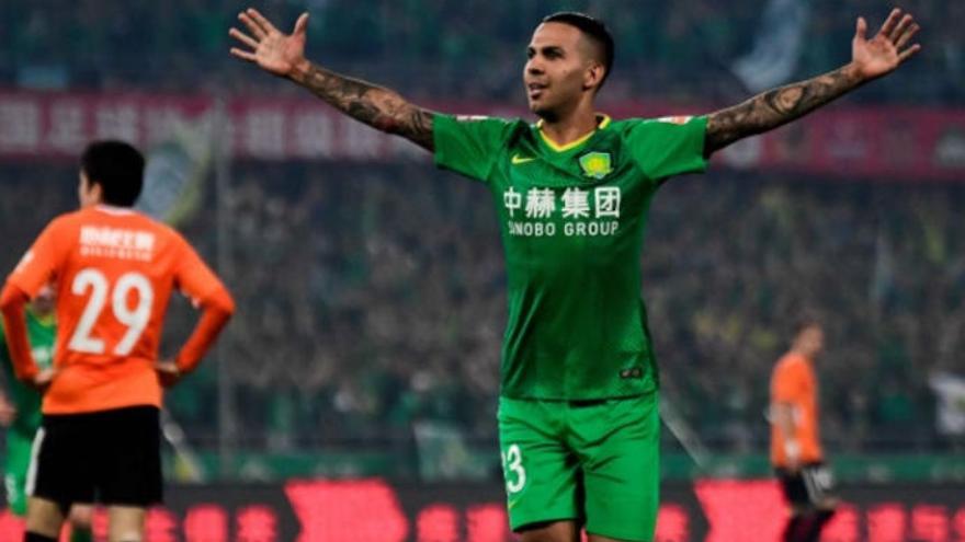 Viera festeja su tanto con el Beijing Guoan.