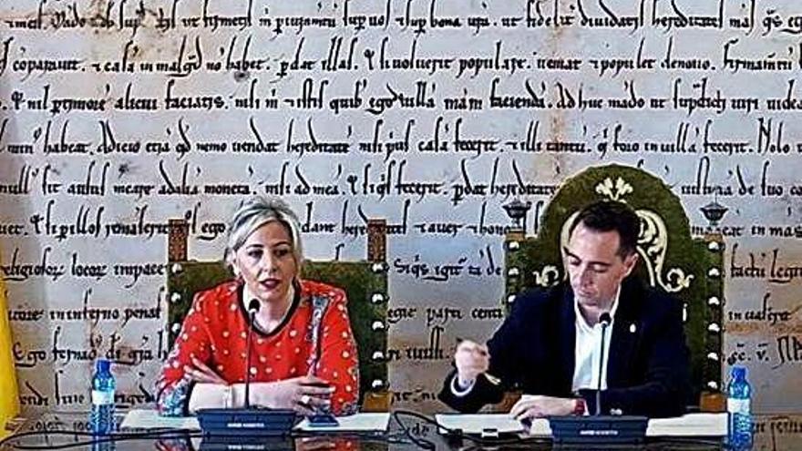 La concejala de Hacienda Patricia Martín y el alcalde Luciano Huerga en una rueda de prensa.