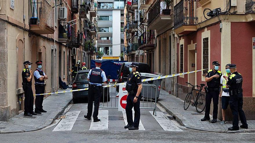 Diversos agents impedeixen el pas pel carrer on es troba l&#039;edifici on hi va haver un foc.