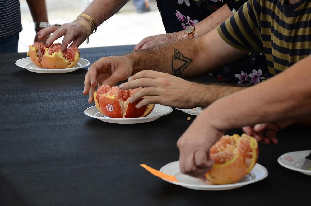 Concurso de pelar granadas en la Fireta del Camp d''Elx.