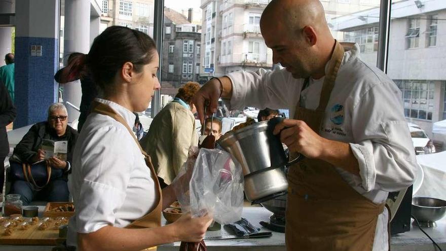 Curso de gastronomía de otoño en el mercado municipal. // Bernabé/Adrián Rei