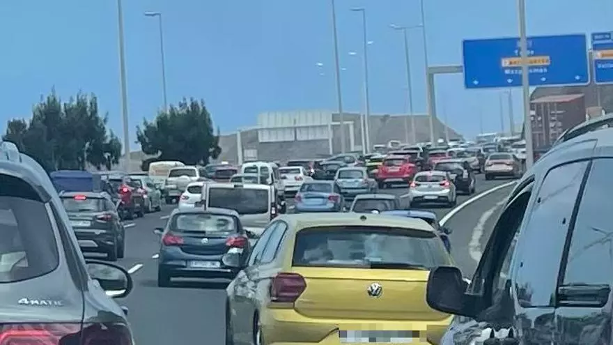 Un accidente múltiple genera colas kilométricas en la GC-1