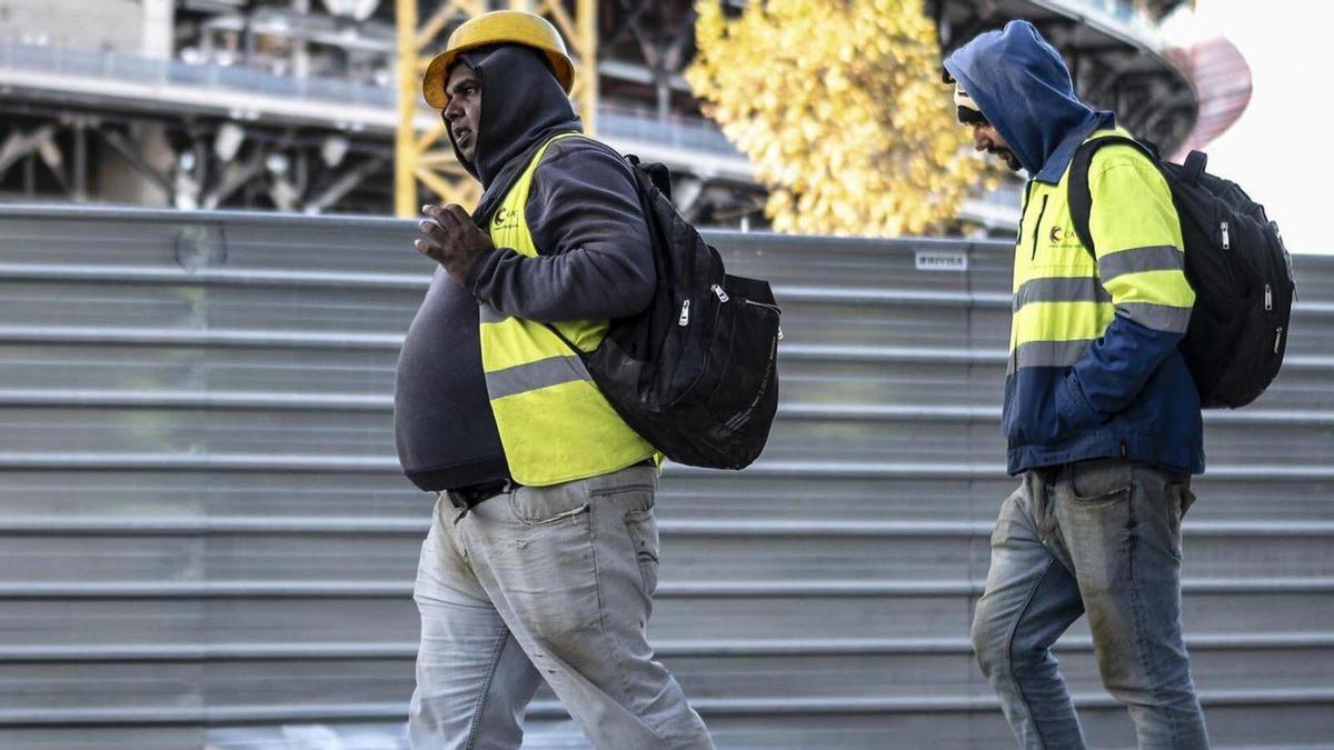 Uns treballadors a les obres de construcció del Camp Nou. | FERRAN NADEU