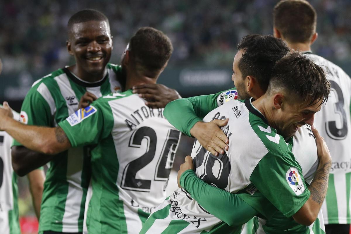 SEVILLA, 15/08/2022.- Los jugadores del Real Betis celebran el gol de Juan Miguel Jiménez, segundo del equipo ante el Elche CF, durante el partido de la primera jornada de Liga en Primera División que Real Betis y Elche CF disputan hoy lunes en el estadio Benito Villamarín, en Sevilla. EFE/José Manuel Vidal