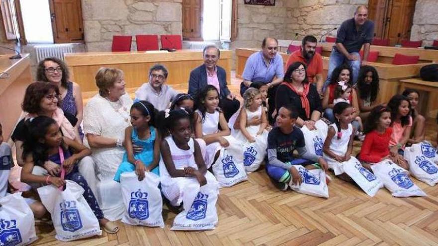 Recepción de quince de los niños, ayer, en el salón de plenos de Ponteareas. // Faro