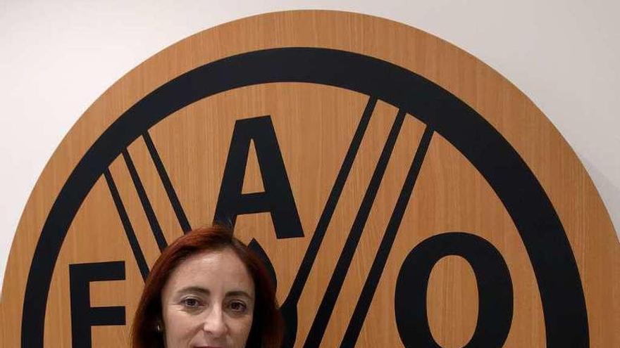 Alicia Mosteiro, delante del escudo de la FAO en Roma. // FdV