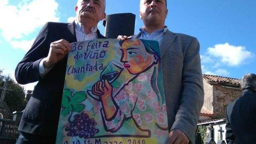 El alcalde de Chantada y el concejal de Cultura con el cartel.