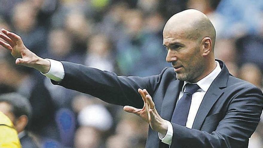 Zidane da indicaciones a sus jugadores desde la banda.  // Reuters