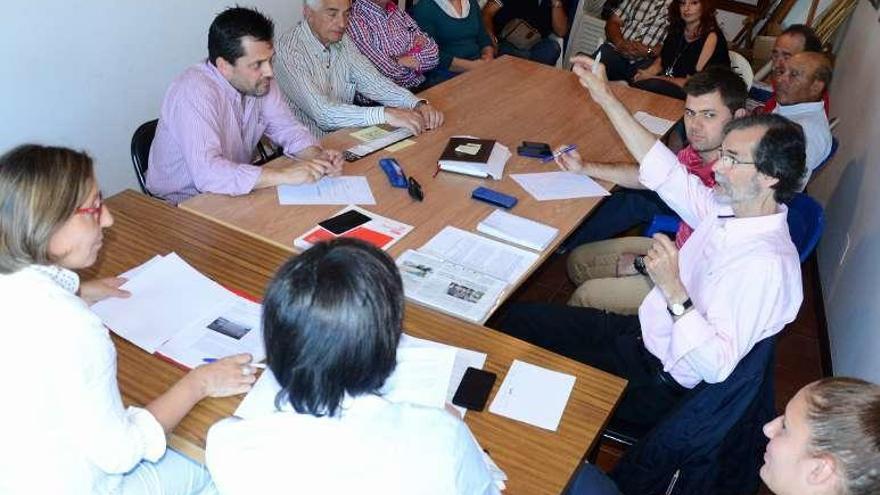 Una reunión de A Chamusca con la diputada Carmen Gallego y la senadora Paula Fernández. // G. Núñez