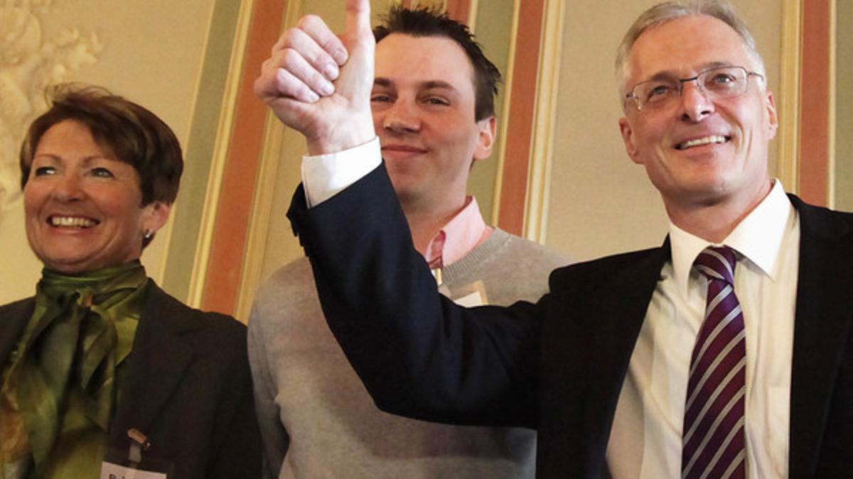 El impulsor de la iniciativa contra los salarios abusivos, Thomas Minder (derecha), celebra el resultado del referendo, el domingo en Schaffhausen (Suiza).