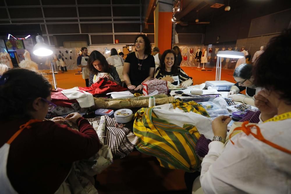 Mónica Oltra visita el puesto de la Escola d'Indumentària Tradicional Cànem en la Feria Fiesta y Boda