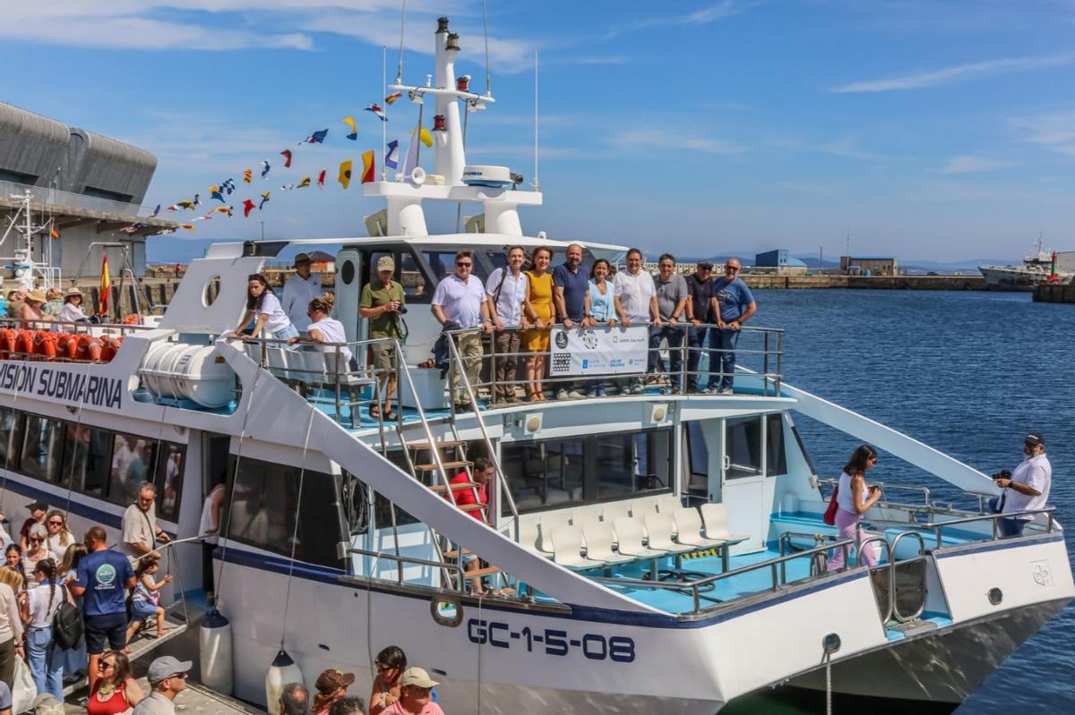 El barco en el que viajaban las autoridades.