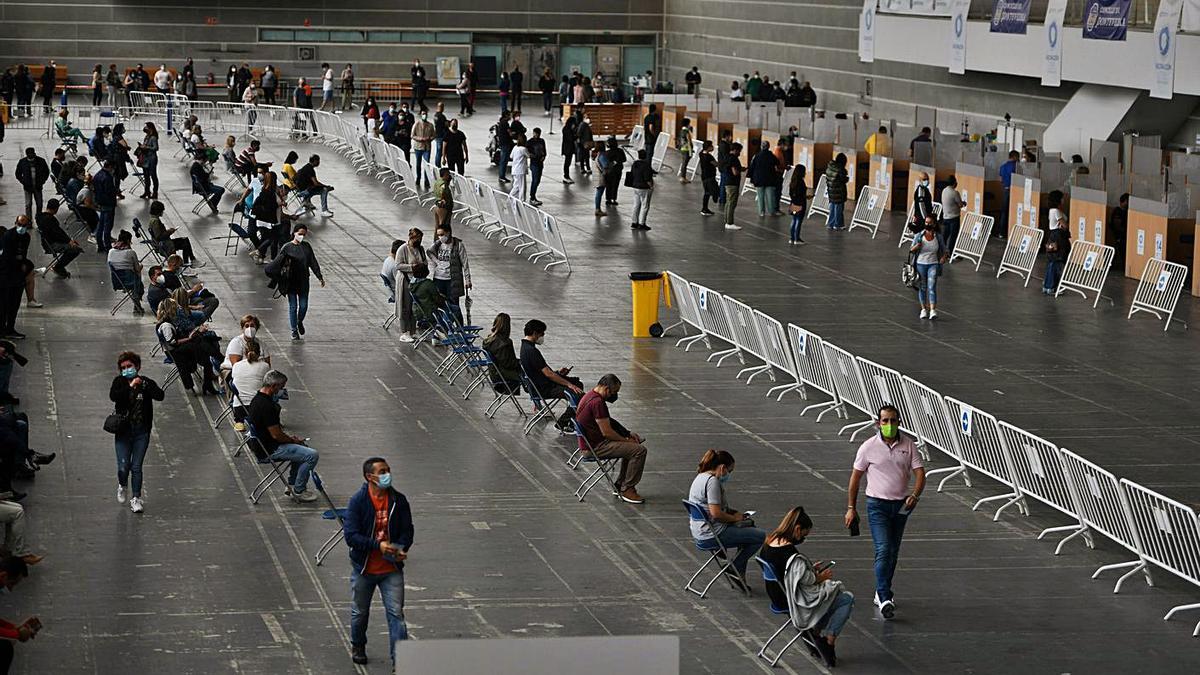 Masiva afluencia ayer al Recinto Ferial para vacunar a la población de 40 a 49 años.  | // GUSTAVO SANTOS