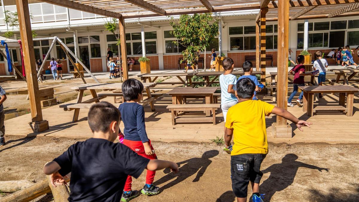 Patio del nuevo IE Vapor i Molí, instituto escuela de nueva creación, el primero día de curso.