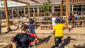 Patio del nuevo IE Vapor i Molí, instituto escuela de nueva creación, el primero día de curso.