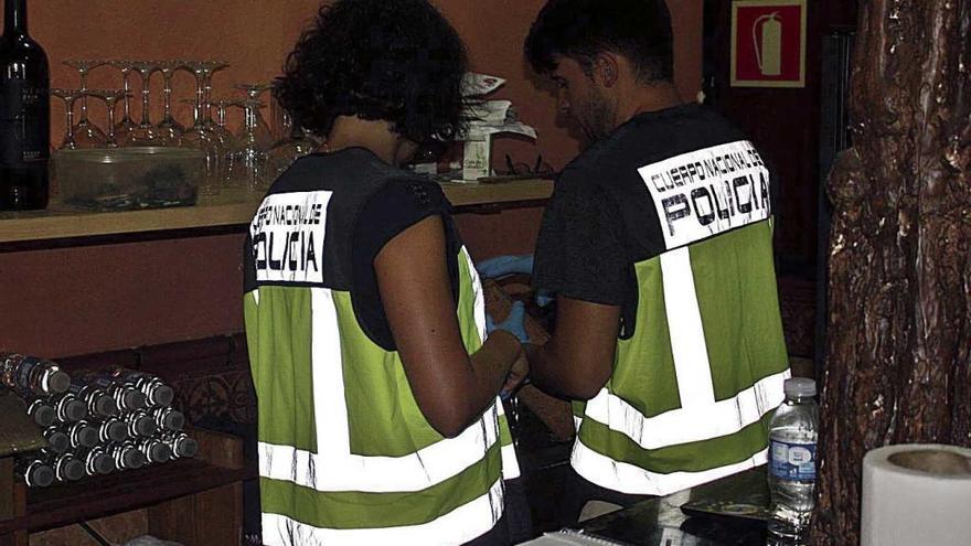 Agentes de la PolicÃ­a Nacional durante la inspecciÃ³n al local de Son Roca.