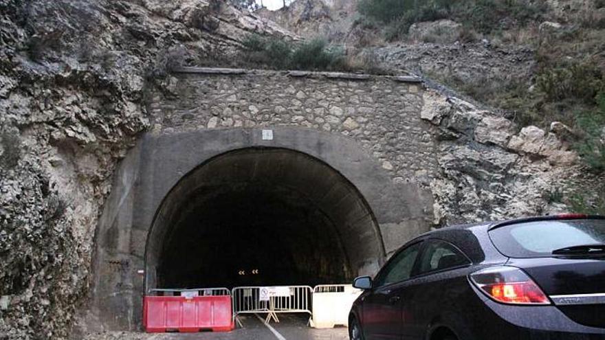 El acceso al túnel del Preventorio fue vallado por el Ayuntamiento de Alcoy al mediodía de ayer