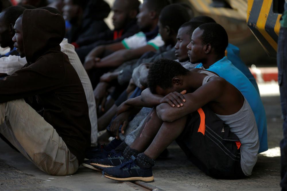 Llegan al puerto de Málaga 53 inmigrantes rescatados en una patera