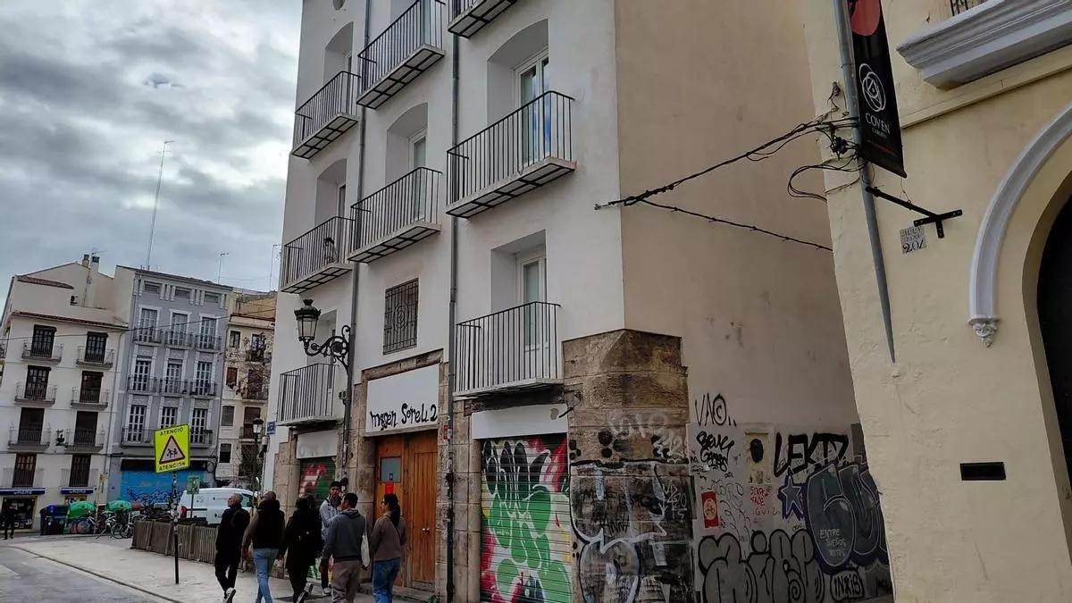 Un bloque de apartamentos turísticos en el centro de València