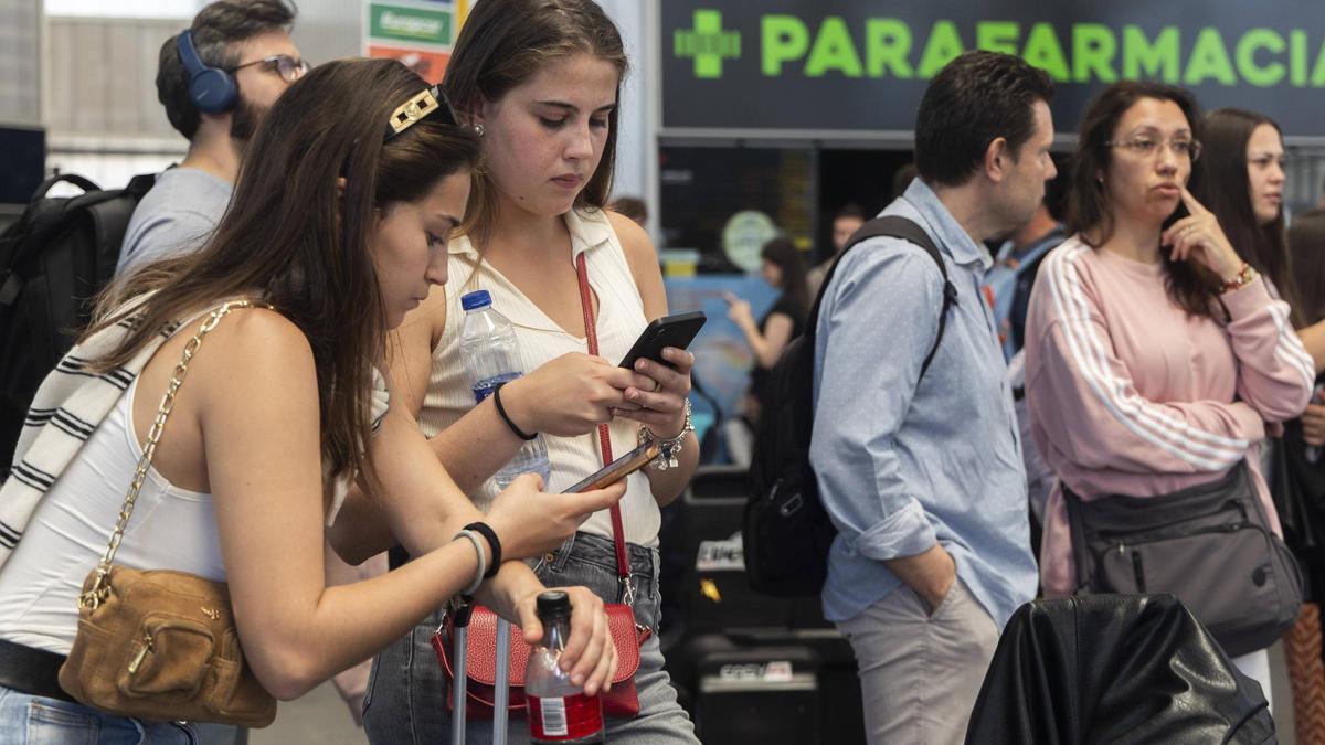 Jóvenes en la estación del AVE de València, el pasado abril.