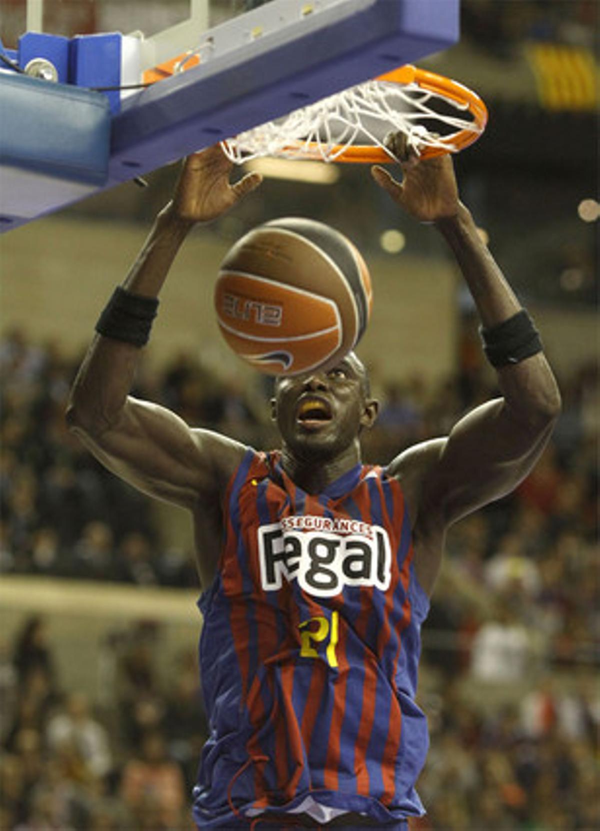 Poderós. Ndong fa una esmaixada a la Copa del Rei contra el Madrid. Poderós. Ndong fa una esmaixada a la Copa del Rei contra el Madrid.