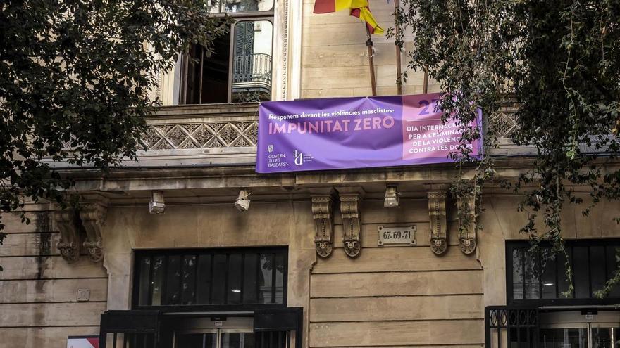 Pancarta de 'tolerancia cero' que colgaba el lunes del despacho de Costa y que el martes desaparecía.