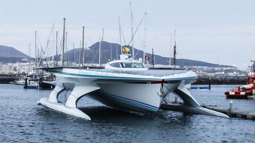 El barco solar más grande del mundo hace escala en el Muelle Deportivo