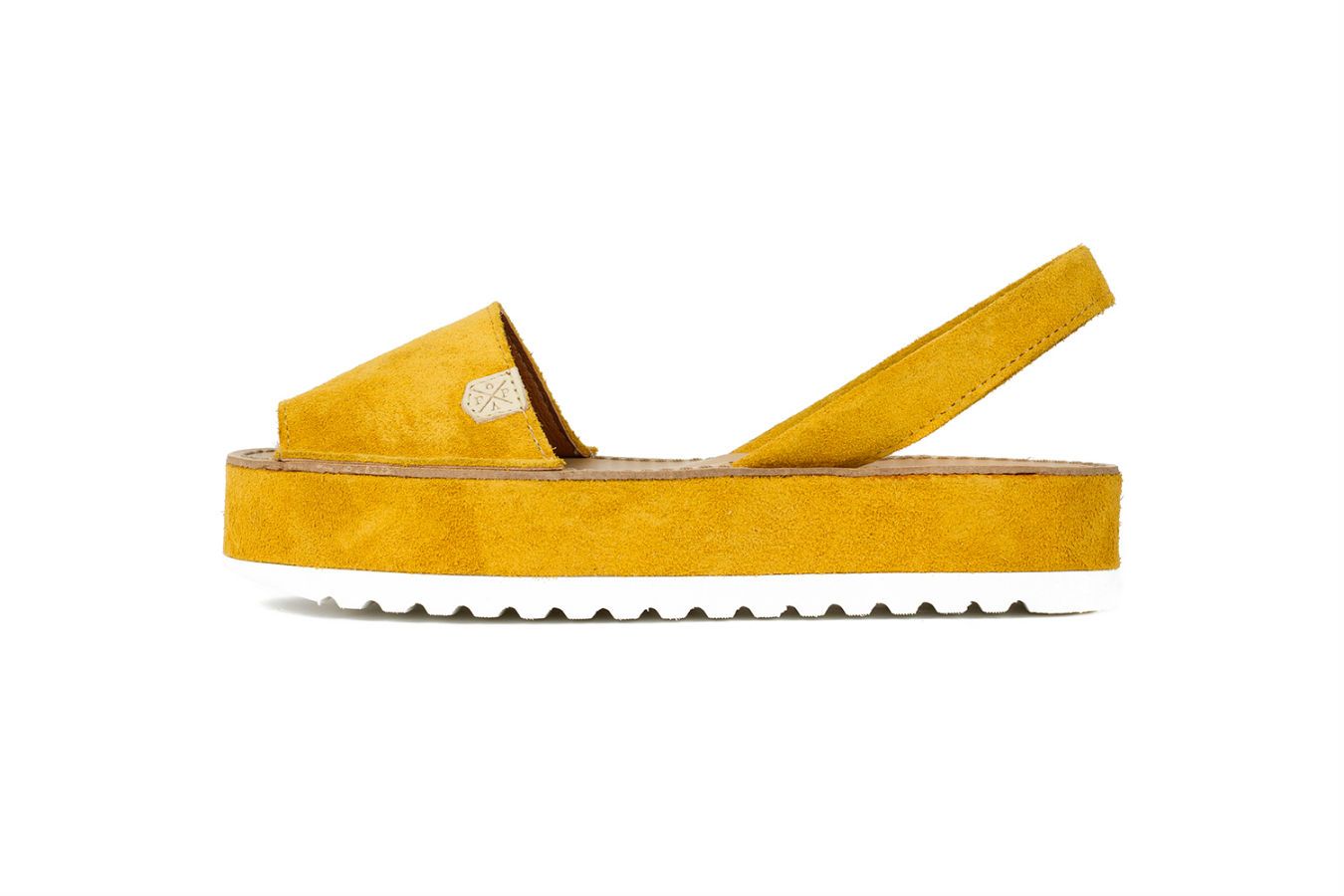 Prendas y complementos en amarillo:  sandalias de Popa