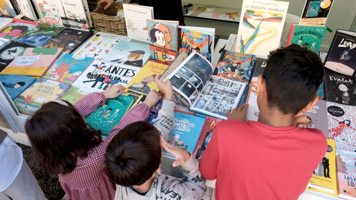 Varios niños en un estand de la Feria del Libro de 2023