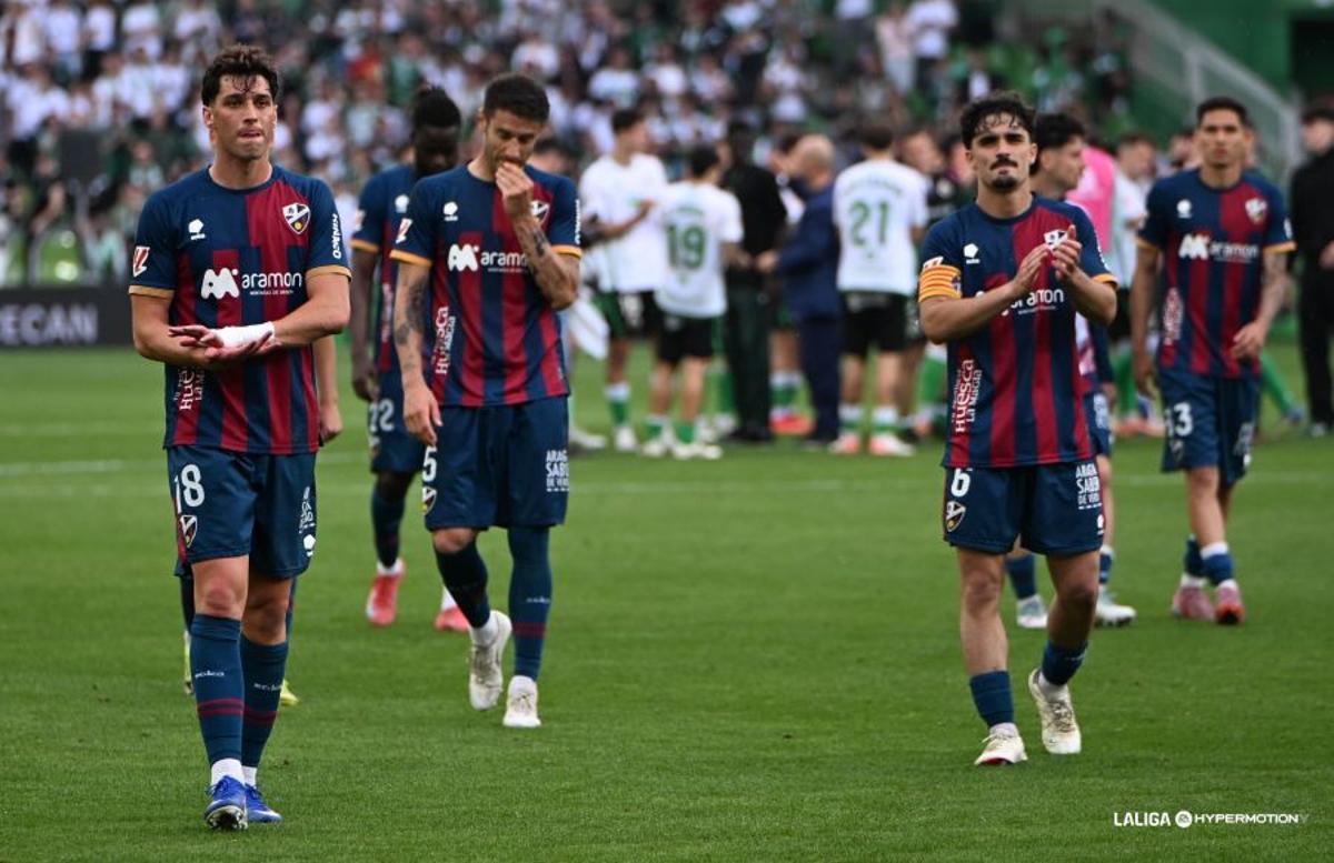 Los jugadores del Huesca, cabizbajos a la finalización del choque