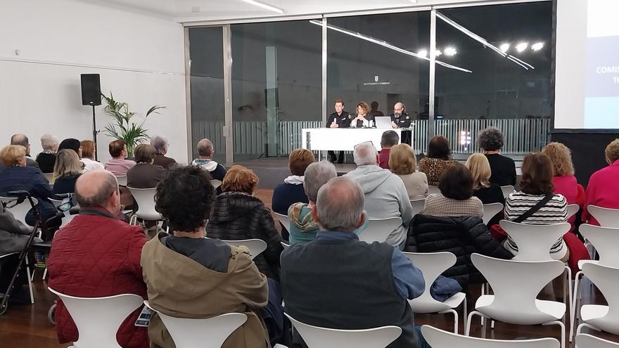 Ciberdelitos en auge: los vecinos de Torrent se forman para prevenir fraudes