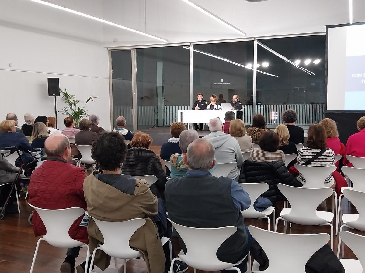 La concejala de Participación Ciudadana, Ana Penella, abrió el encuentro, acompañada por dos miembros de la Policía Nacional.