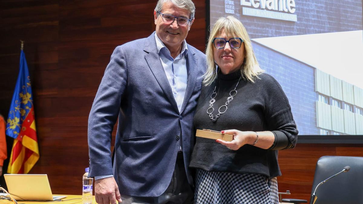 Pau Pérez Rico entrega el premio a la subdirectora de Levante-EMV, Isabel Olmos