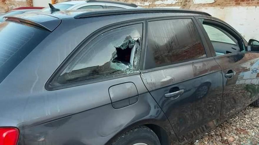 Uno de los coches aparcados que ha sido objeto de robo.