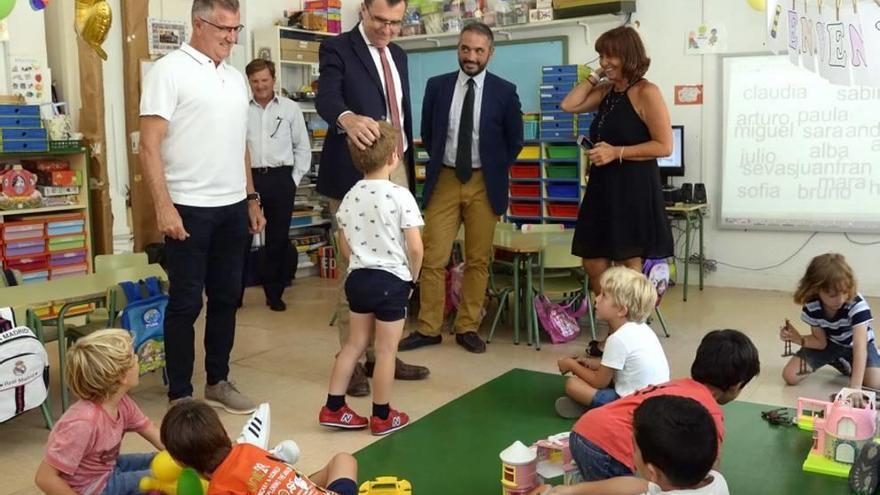 El alcalde, junto a escolares en el primer día del curso académico.