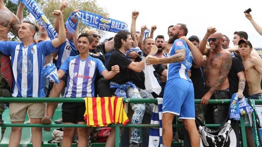 Cerca de 250 aficionados acompañaron al Baleares en el encuentro en Toledo.