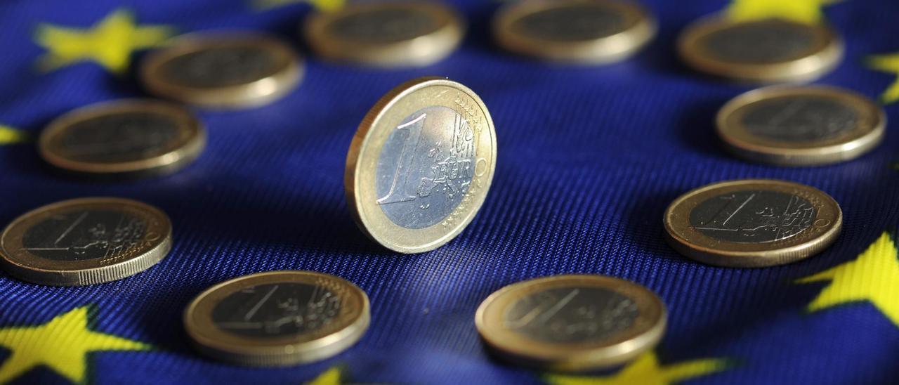 Archivo - FILED - 04 July 2011, Baden-Wuerttemberg, Karlsruhe: Euro coins lie on a Euro flag. The rate of inflation in the 19 countries of the eurozone recuperated slightly to 0.4 per cent in July, according to a first estimate from EU statistical office