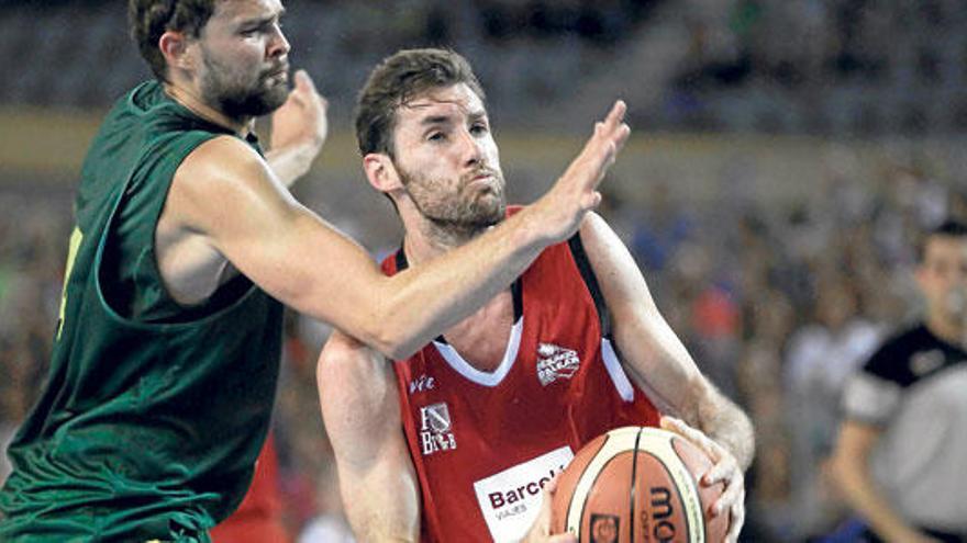 Rudy Fernández entra a canasta tras deshacerse del marcaje de un jugador lituano.