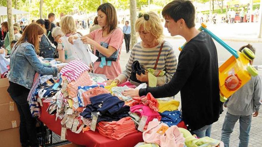 Les 35 parades establertes a les dues bandes de l&#039;avinguda van tenir bona afluència de clients matí i tarda