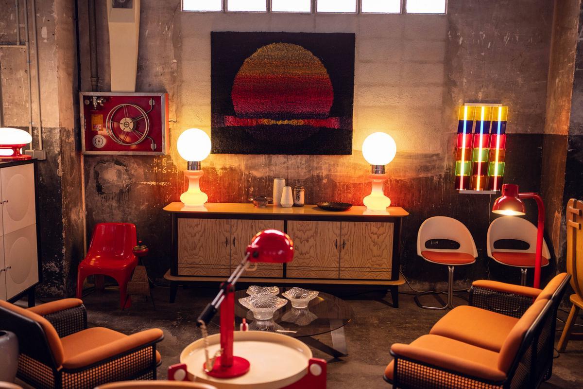 L’Hospitalet de Llobregat, 10/12/2025. Interior de Brutus de Gaper, considerado el mayor almacén de ropa ‘vintage’ del área metropolitana, con miles de piezas organizadas por estilo y época. Foto: Zowy Voeten / El Periódico.