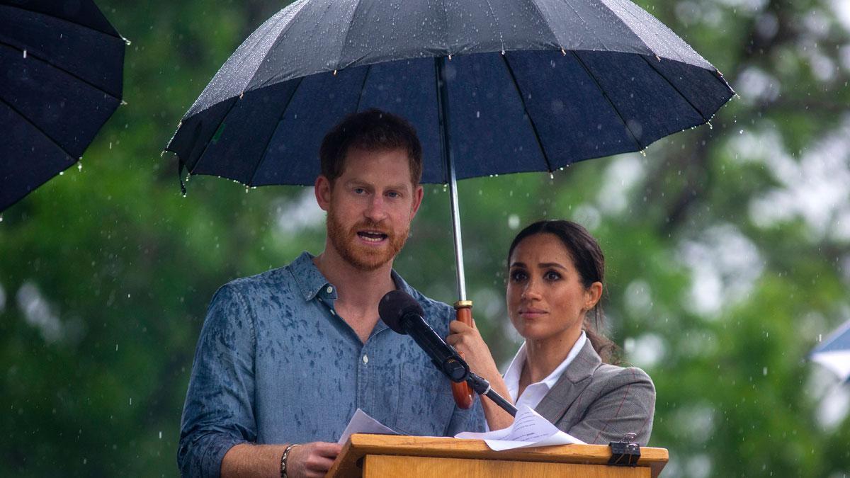 Polémica en Reino Unido porque sea Meghan Markle quien tenga que tapar con su paraguas al príncipe Harry