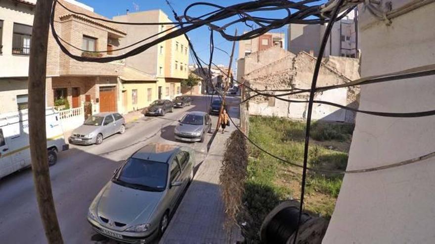 Urbanismo detecta a tres empresas instalando cables en fachadas sin licencia