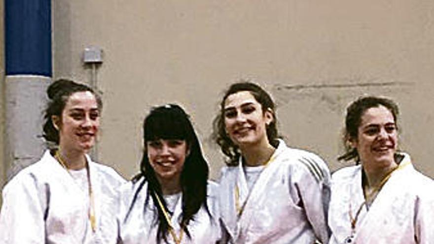 Eva Bueno, segunda por la derecha, en Salamanca.