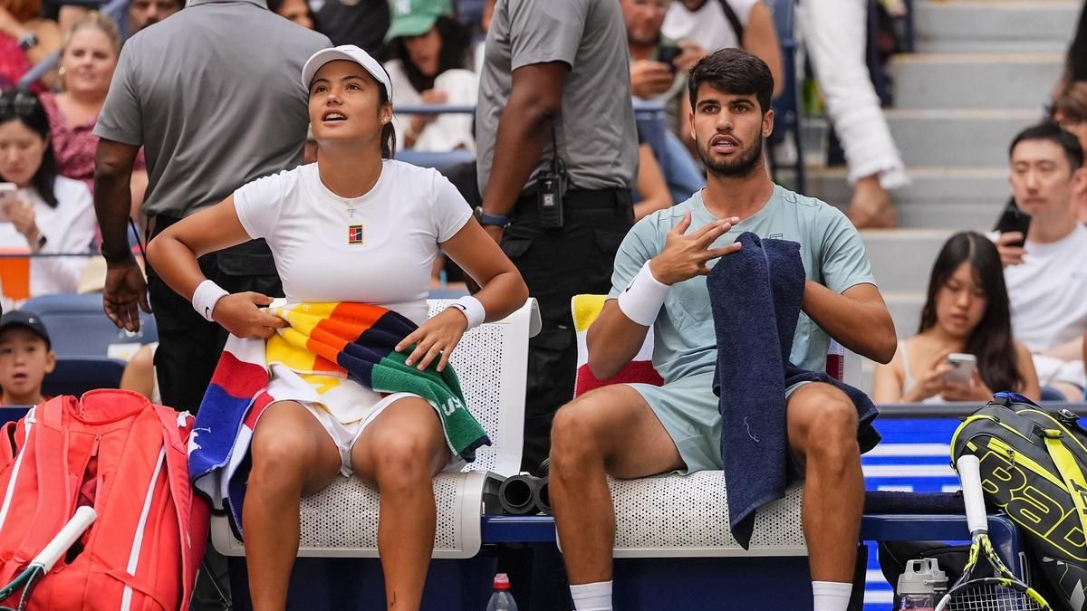 Carlos Alcaraz y Emma Raducanu, durante un descanso en su partido de dobles mixto en EEUU