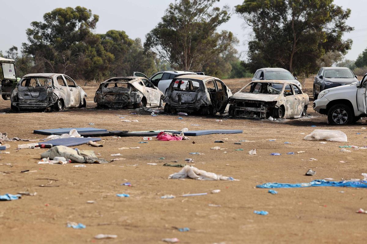 Coches antiguos son abandonados en el lugar del ataque del fin de semana contra el festival de música del desierto Supernova por parte de militantes palestinos, cerca del Kibbutz Reim en el desierto de Negev en el sur de Israel, el 10 de octubre de 2023. Hombres armados de Hamas mataron a alrededor de 270 juerguistas que asistieron a una rave al aire libre festival de música en una comunidad israelí cerca de Gaza durante el fin de semana, dijo el 9 de octubre un voluntario que ayudó a recoger los cuerpos.