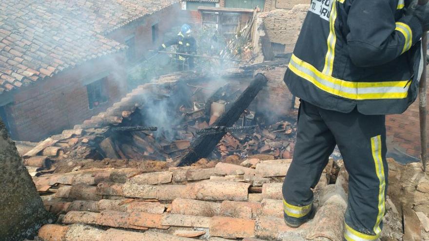 Los bomberos en las tareas de extinción del fuego.